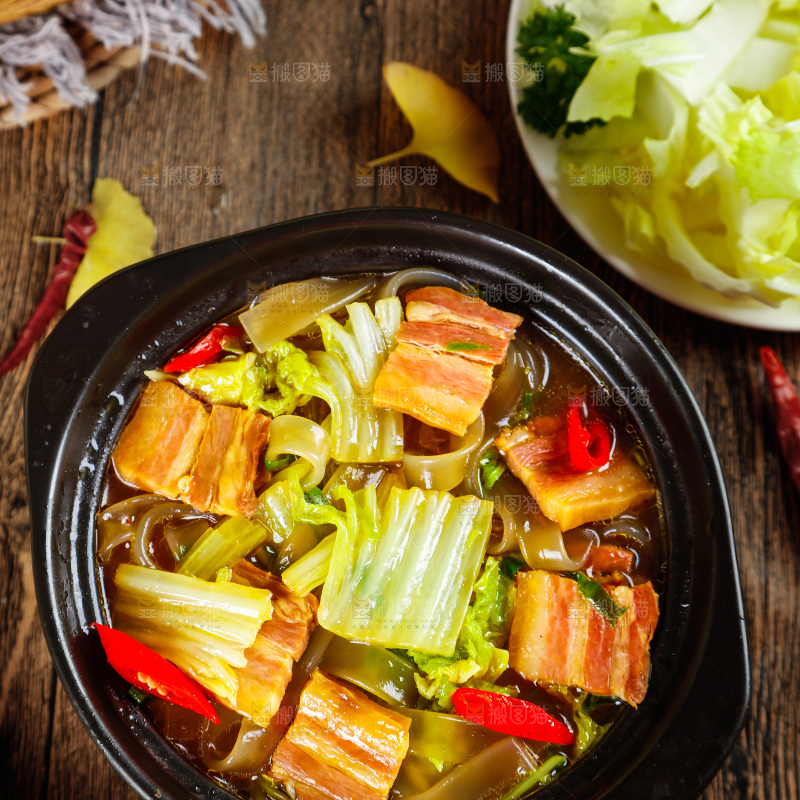 黑石板上放着一锅猪肉炖白菜