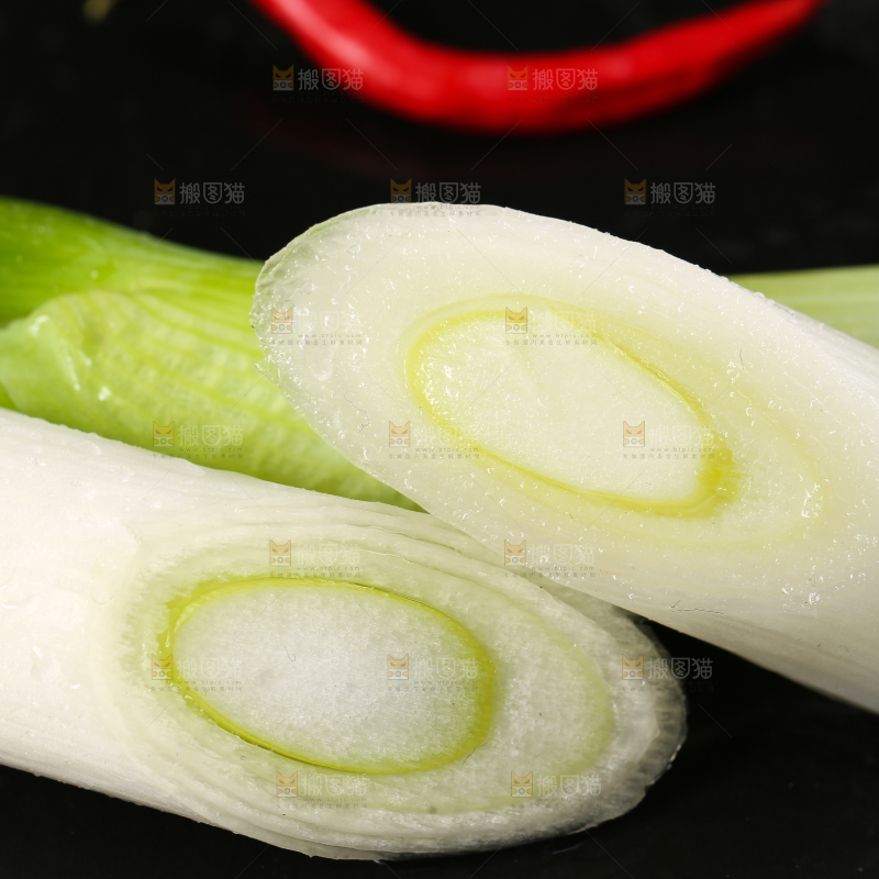 黑石板上的大葱白