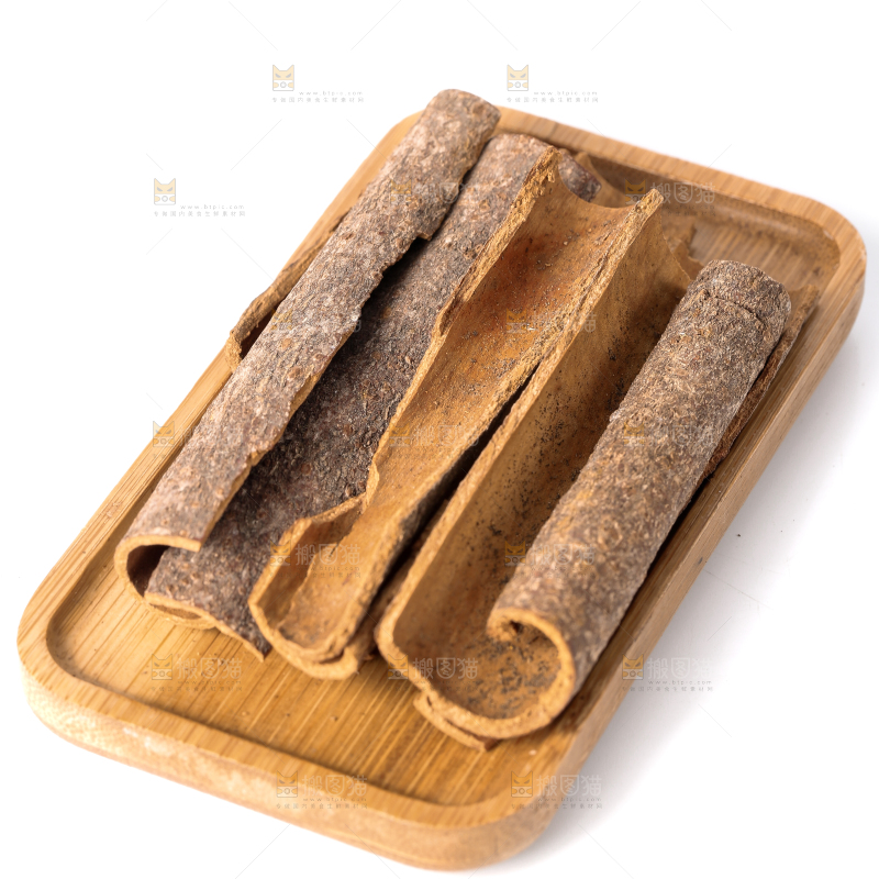 白底上放着干桂皮