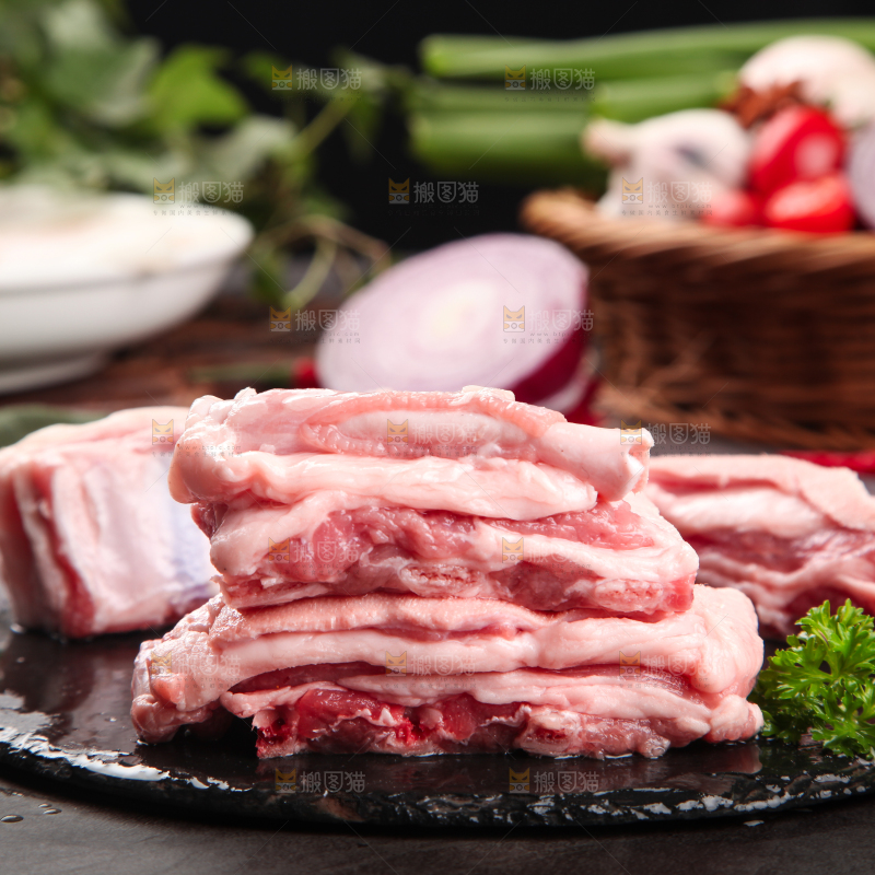 石板上放着羊排骨