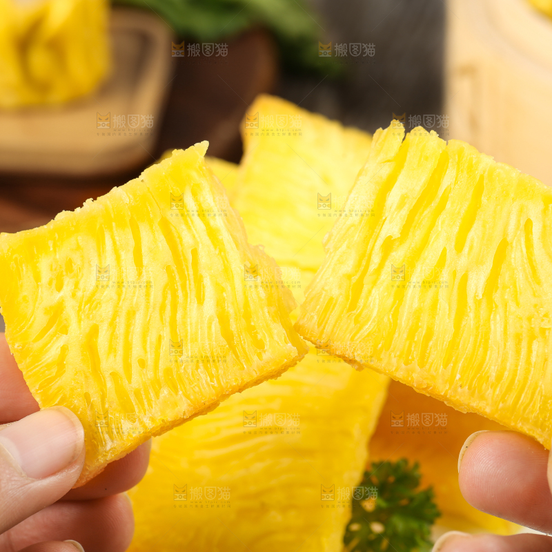 手里拿着椰香糕