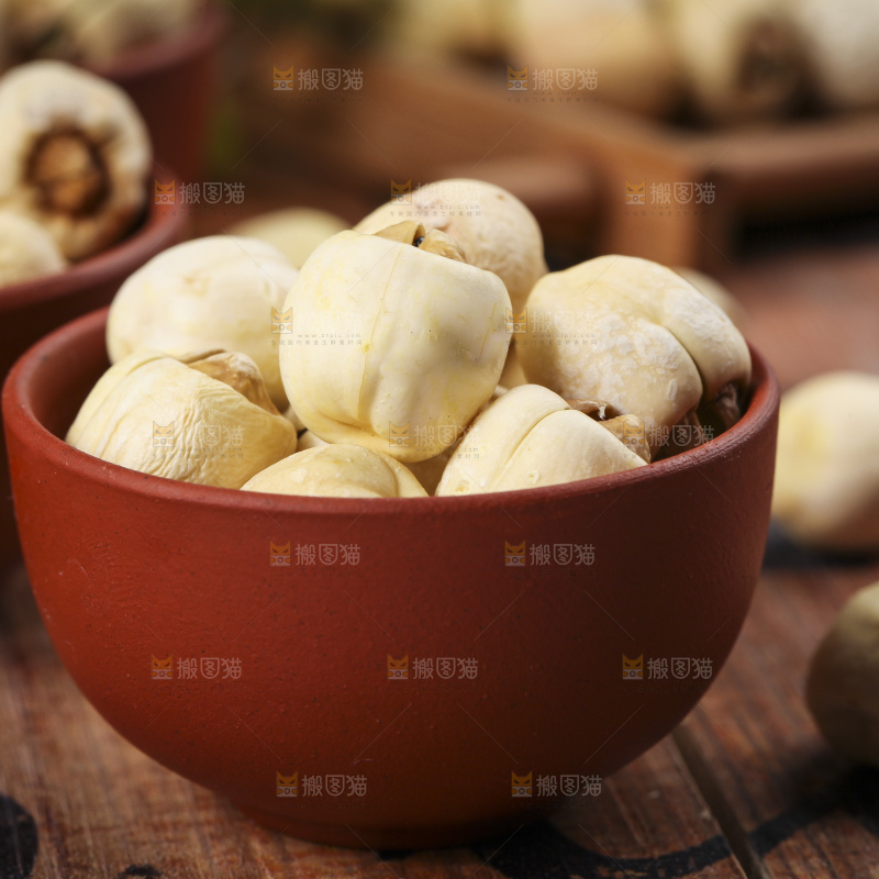 碗里装着洪湖干莲子
