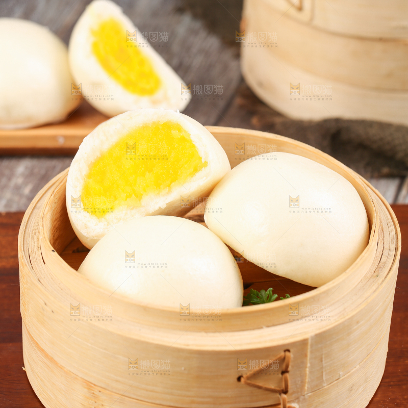 蒸笼里放着奶黄包