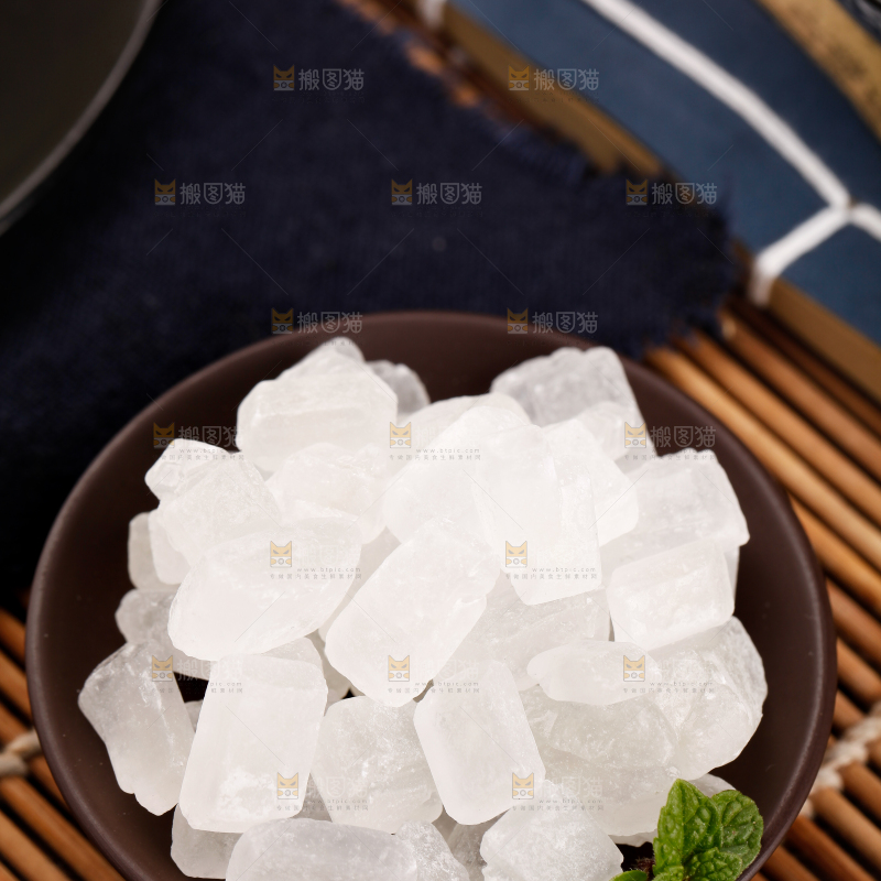 盘子里装着单晶冰糖