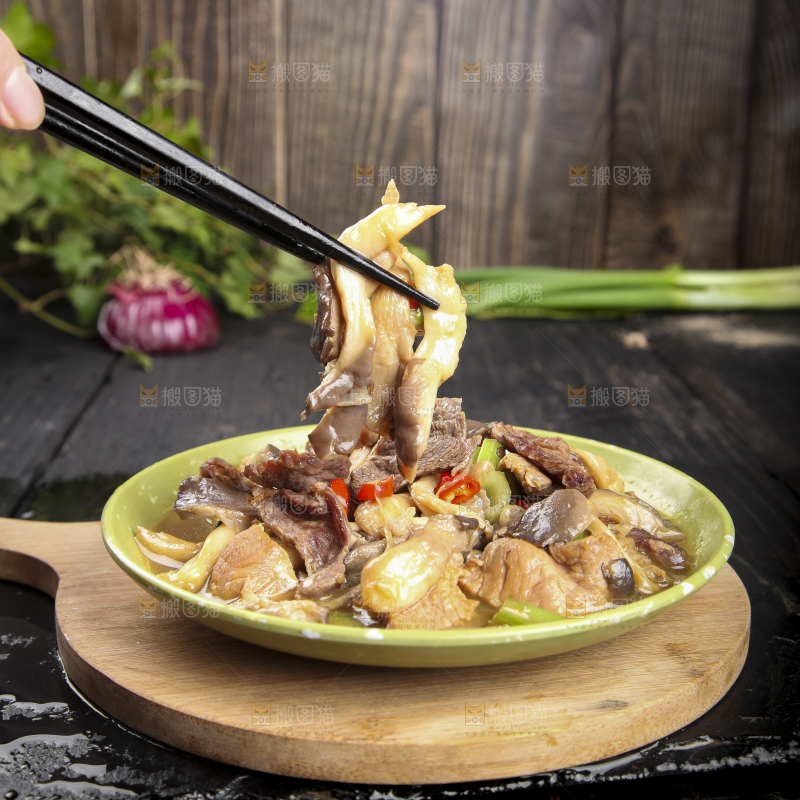 盘子里装着平菇炒肉