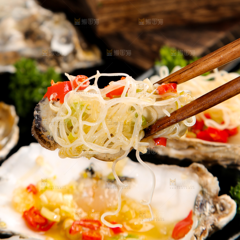 筷子夹着生蚝粉丝