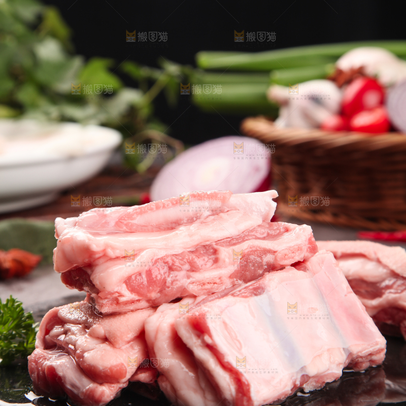 石板上放着羊排骨
