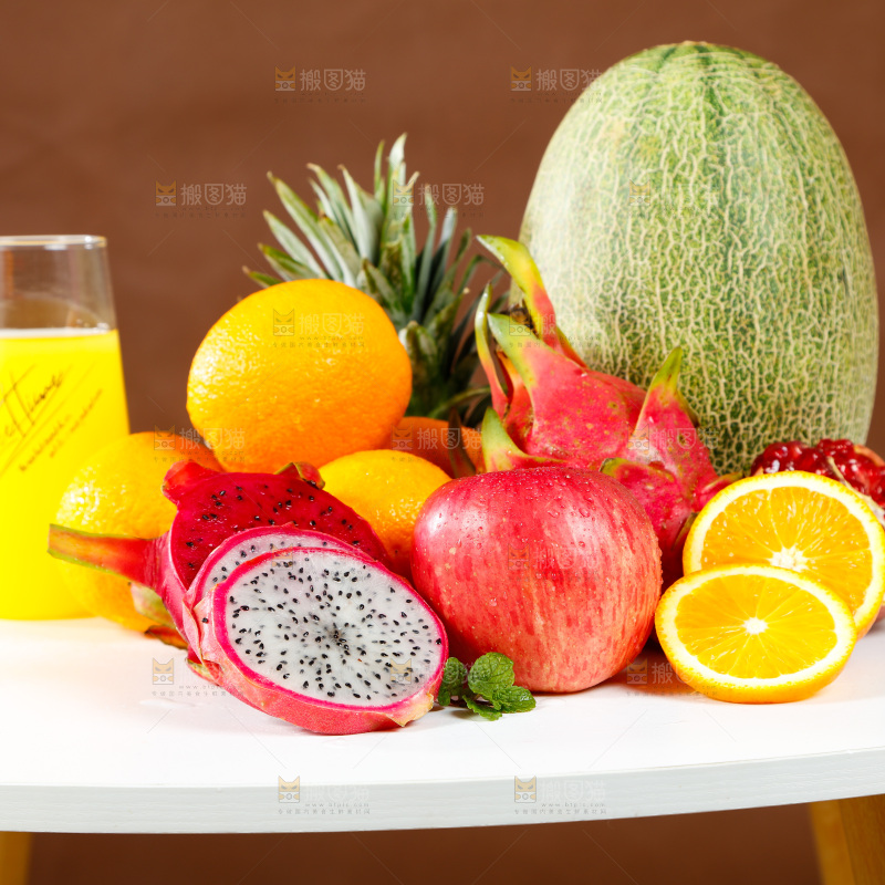 桌子上摆放着水果组合