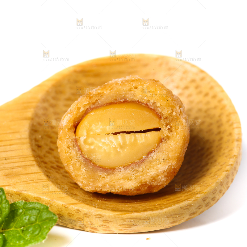 勺子上放着多味花生