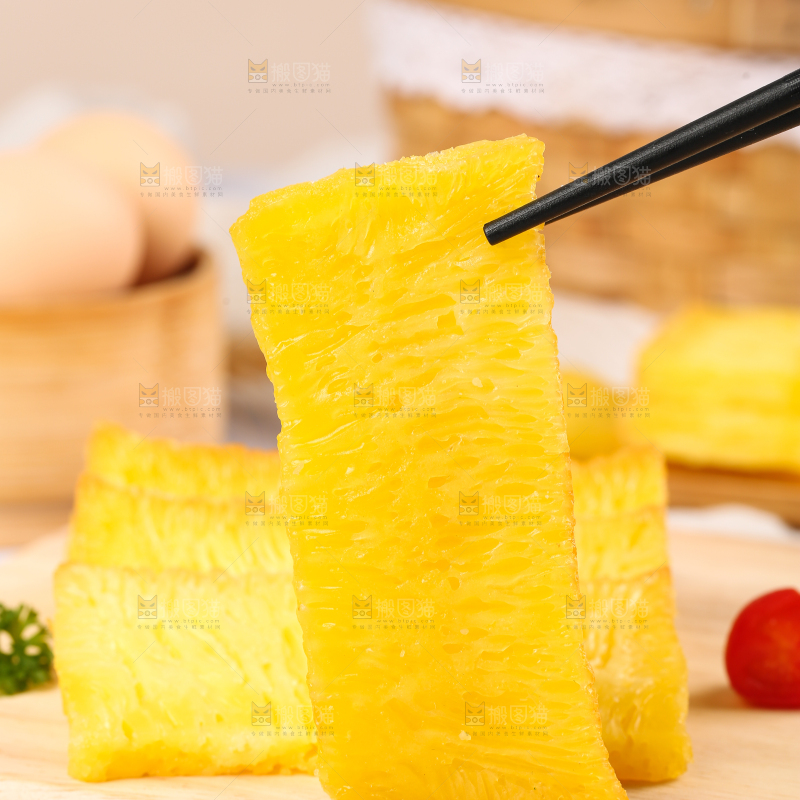 木板上摆放着椰汁黄金糕