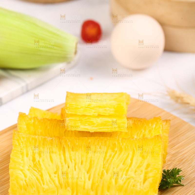 木板上摆放着椰汁黄金糕