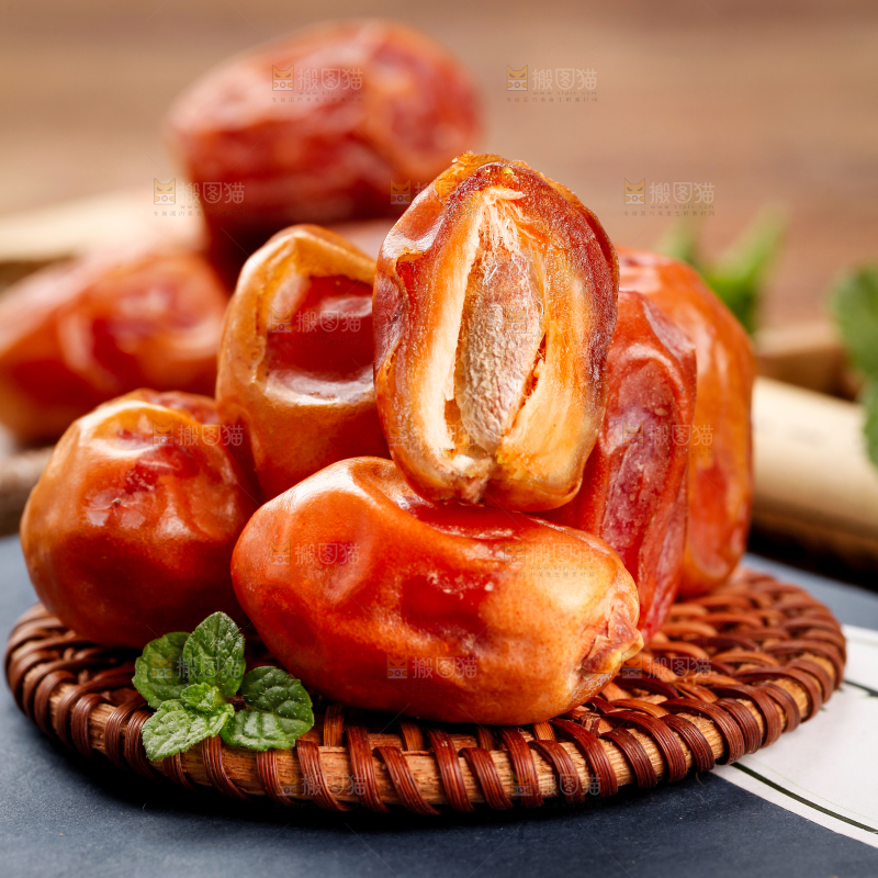 垫子上放着黄椰枣