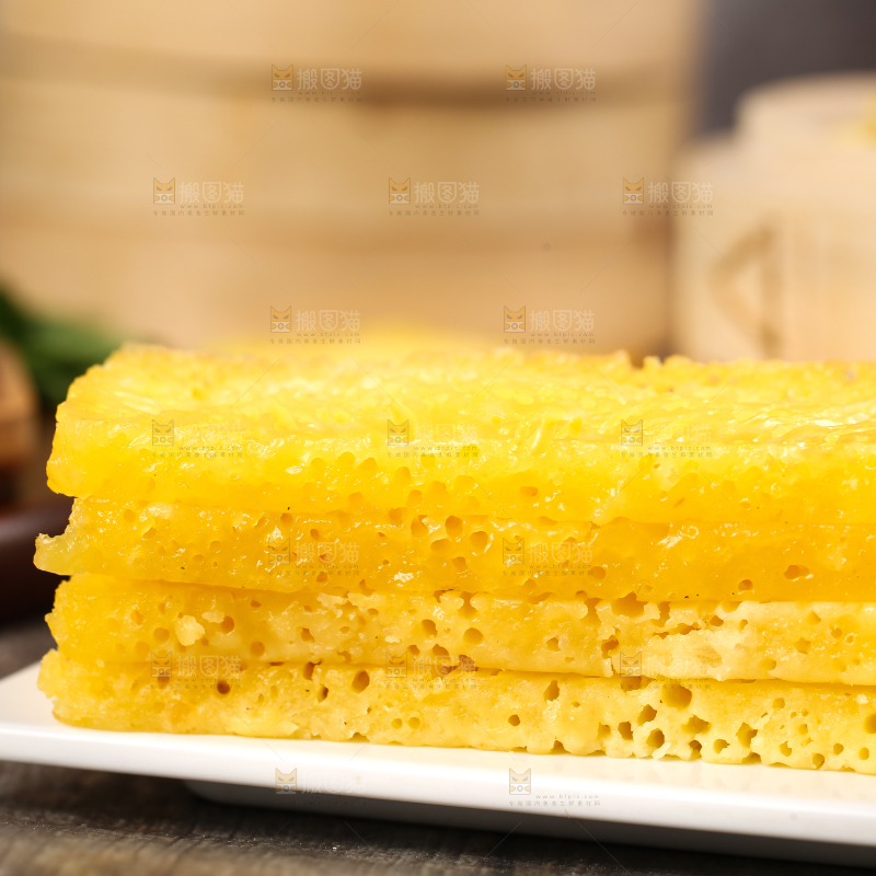 盘子里装着手工蒸糕
