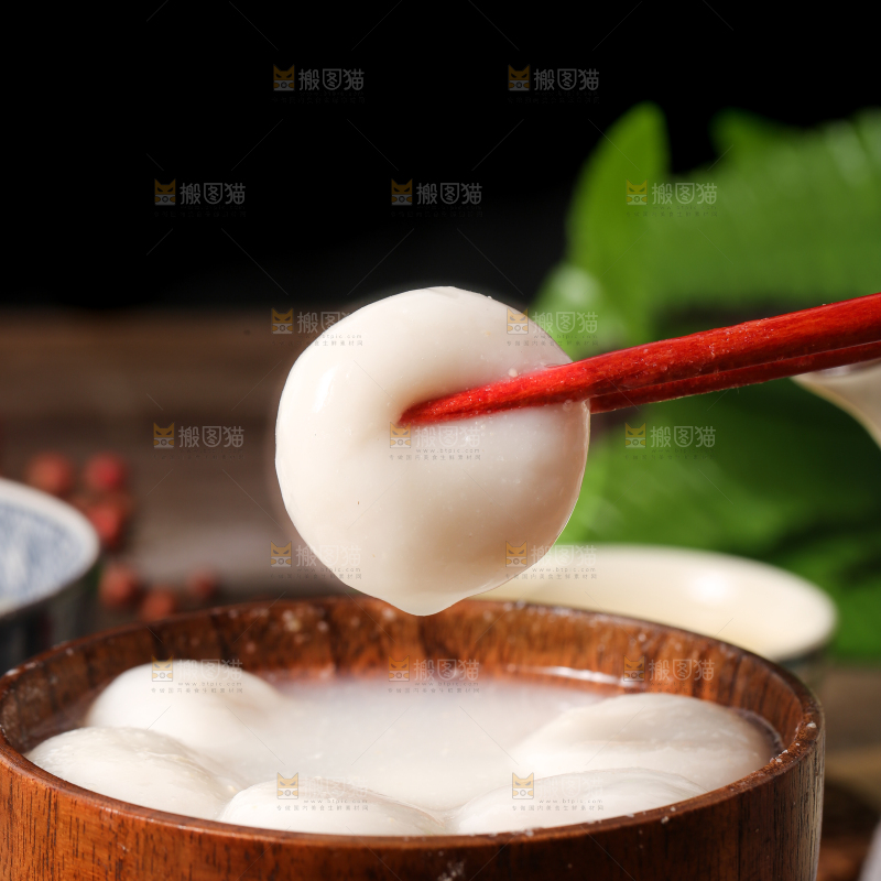 汤碗里放着汤圆