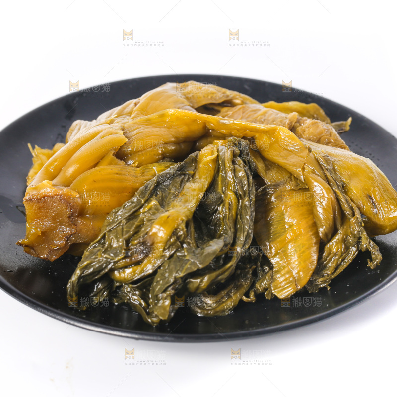 盘子里装着老坛酸菜