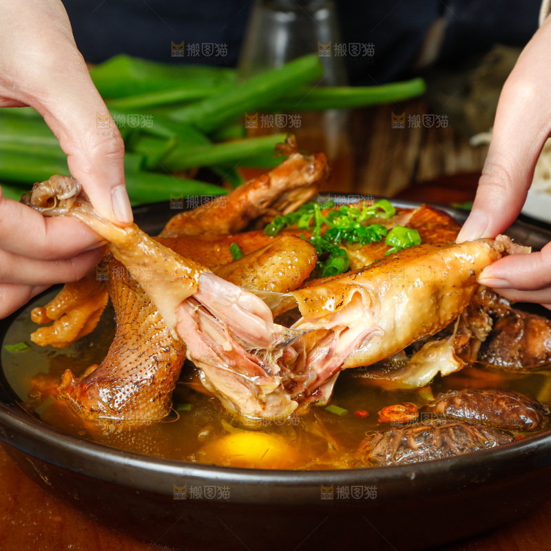 木板上放着一碗香菇鸡汤