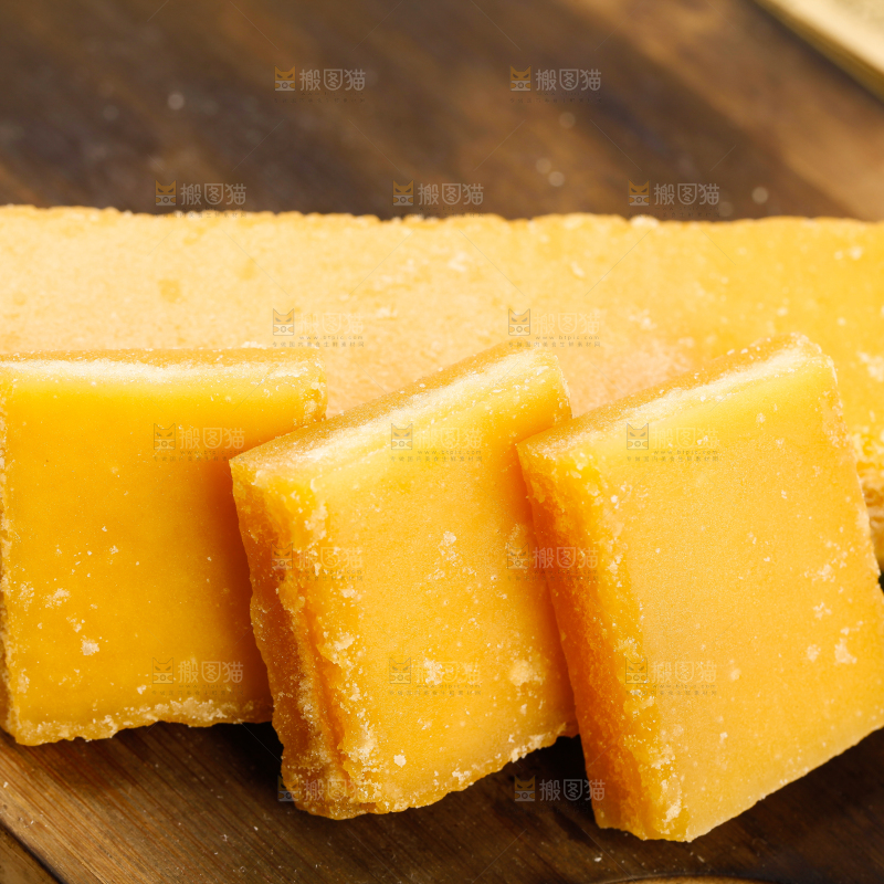 木底上摆放着黄糖块