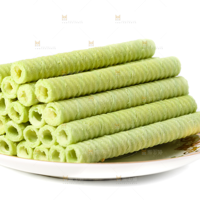 盘子里放着抹茶卷