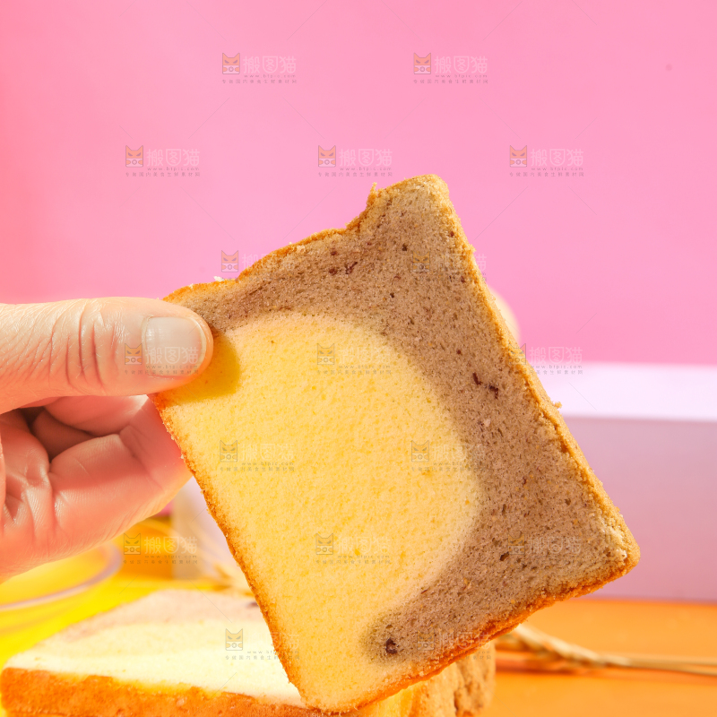 手拿掰开的吐司