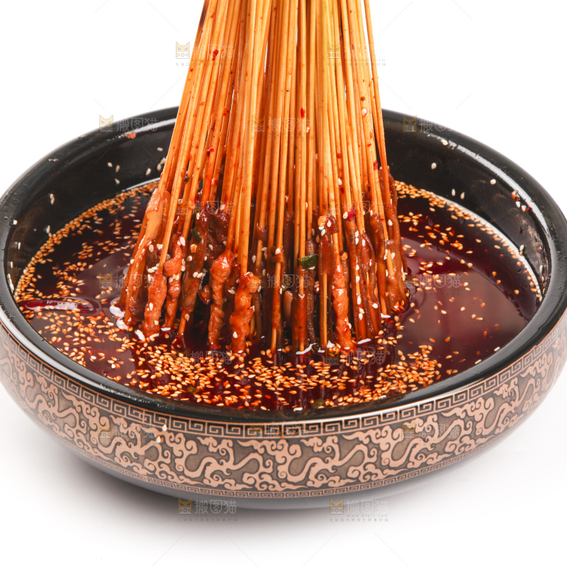 白底上的肉串