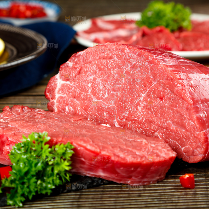木底上放着一盘牛肉