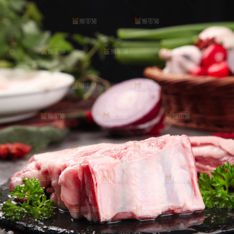 石板上放着羊排骨