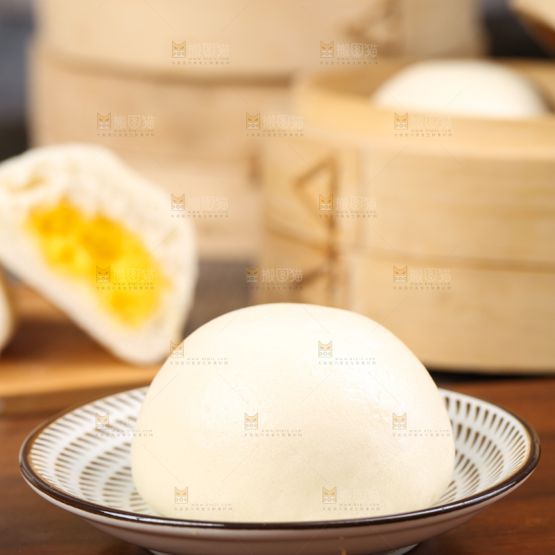 盘子里的奶黄流沙包