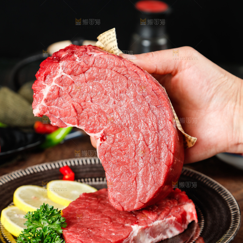手拿一块牛肉