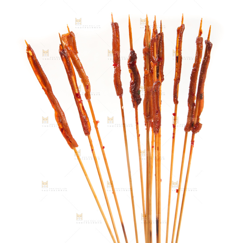 白底上放着鸭肠串
