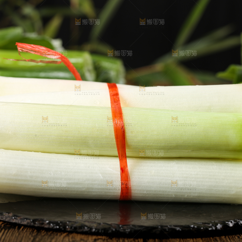 黑石板上放着一捆山东大葱
