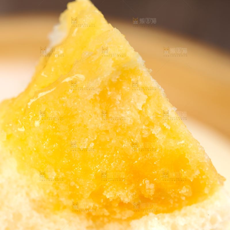 蒸笼里放着奶黄包
