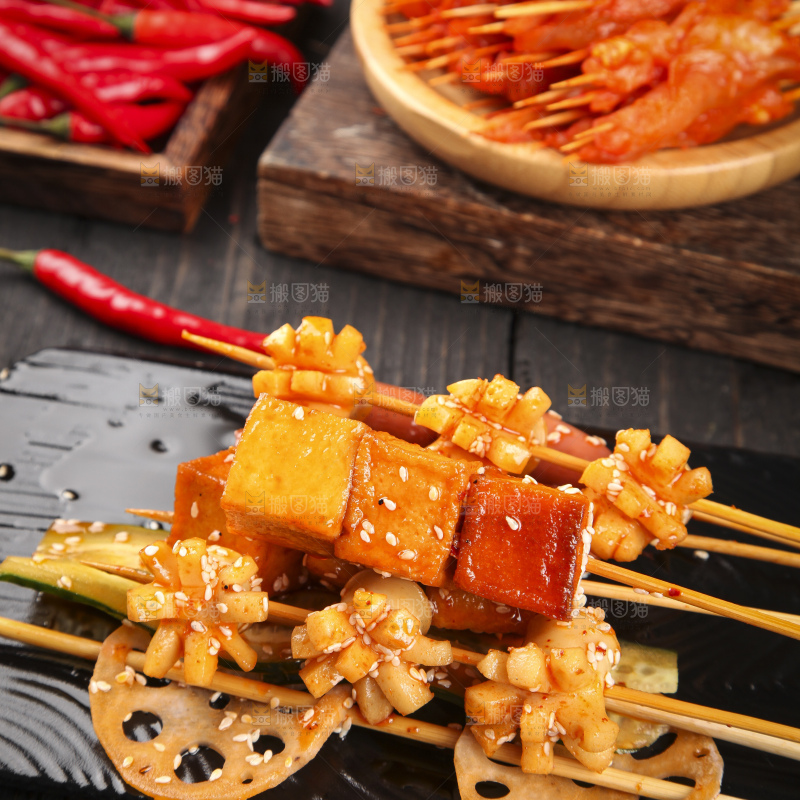 石板上的钵钵鸡串