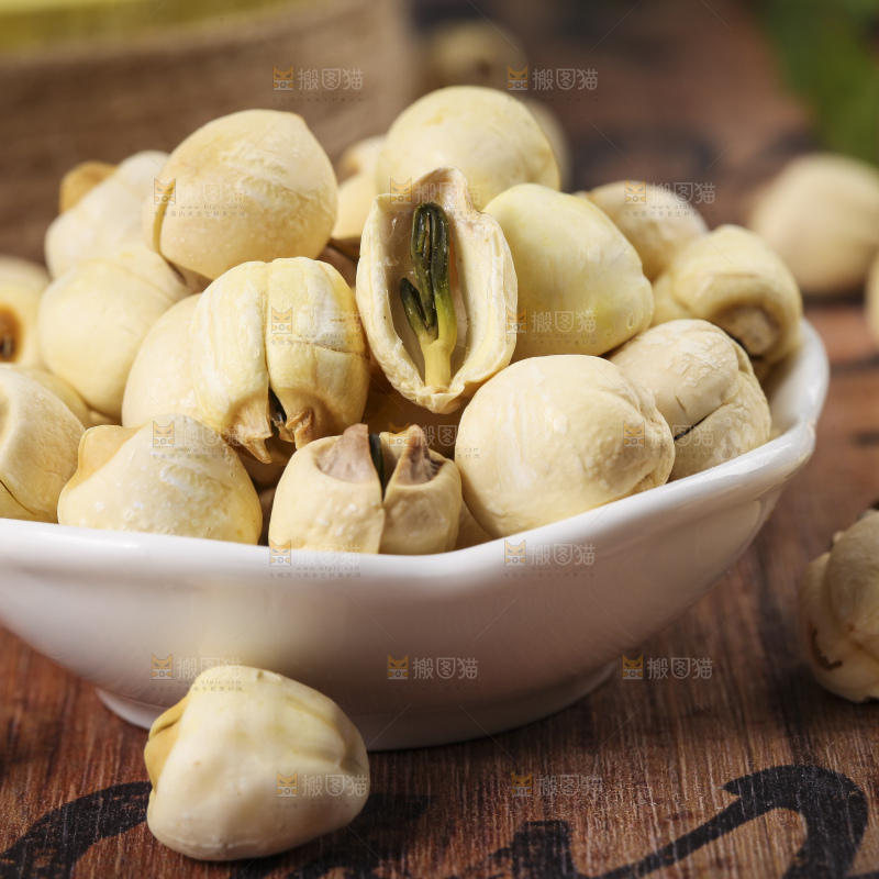 碗里装着洪湖干莲子