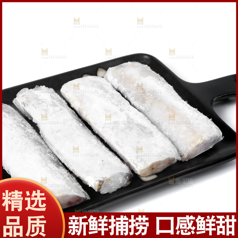 白底上放着一盘带鱼
