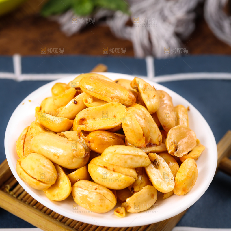 碟子里装着酒鬼花生