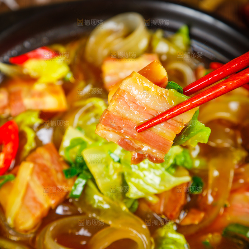 黑石板上放着一锅猪肉炖粉条