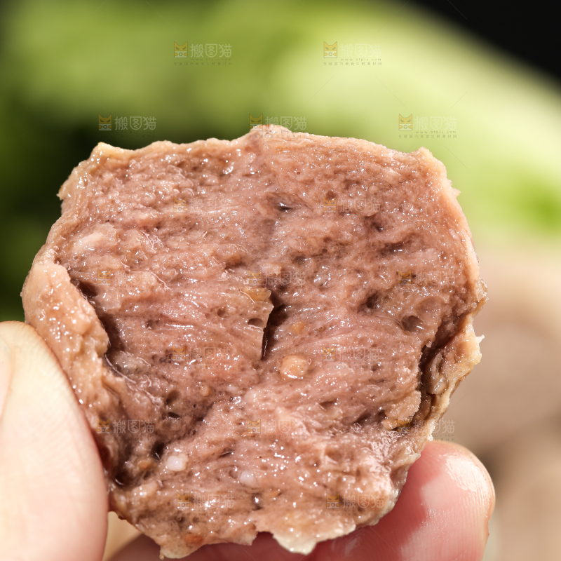 手拿掰开的牛筋丸
