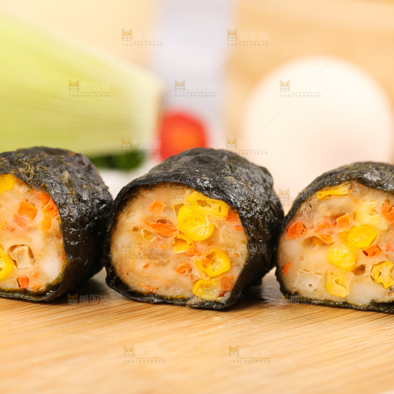 木板上的玉米紫菜卷