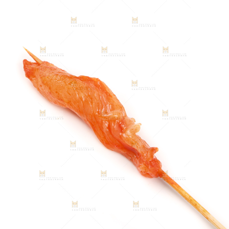 白底上放着肉串