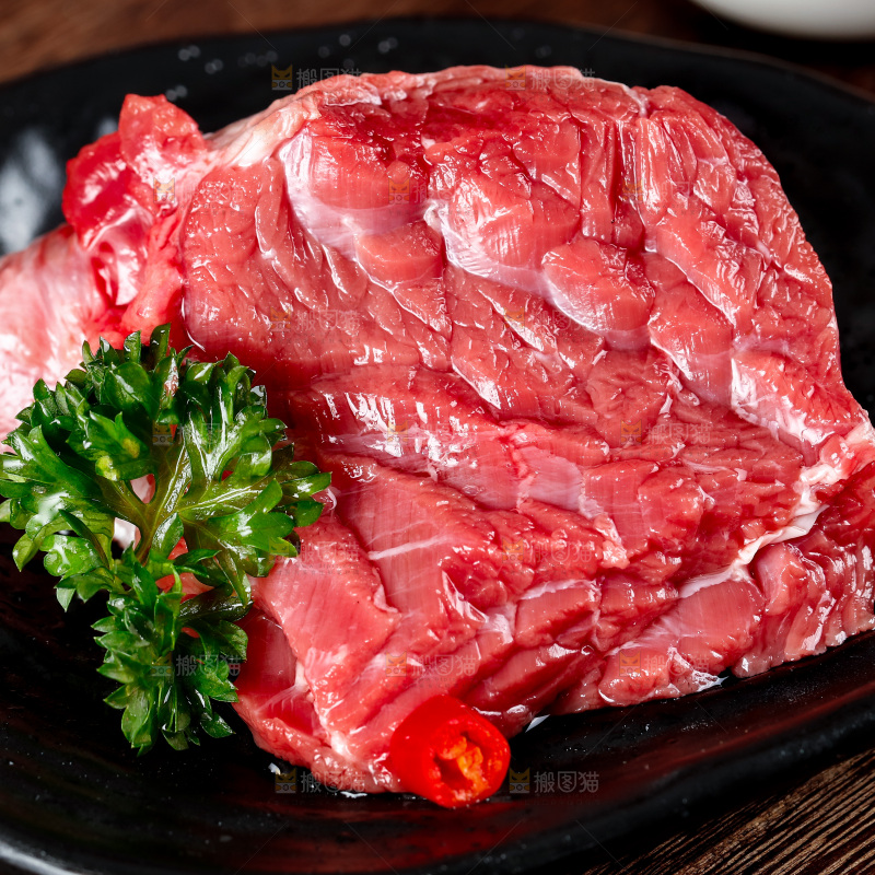 木底上放着一盘鲜牛肉