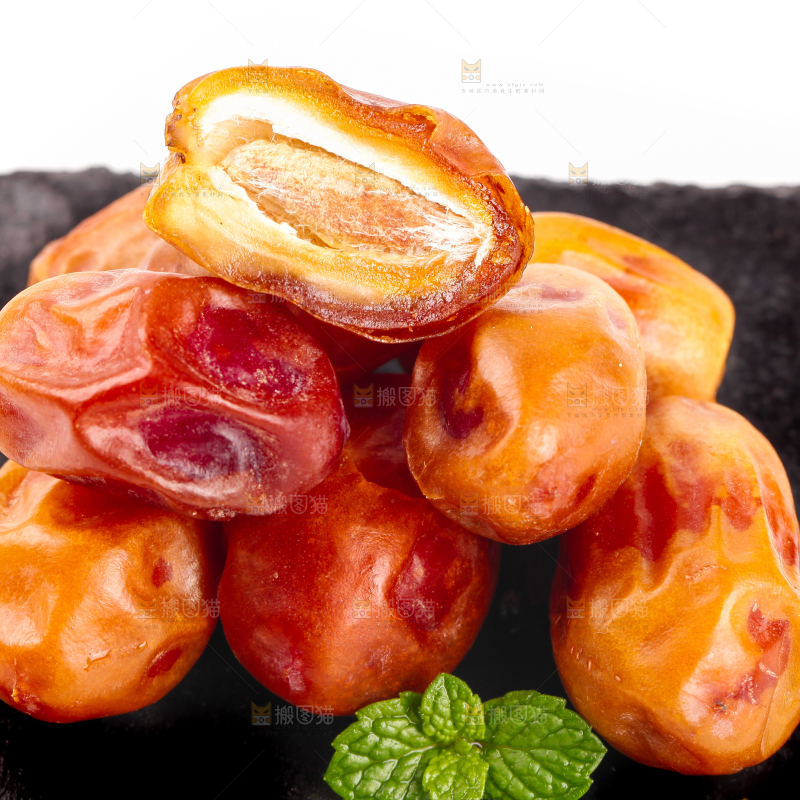 黑底上放着黄椰枣