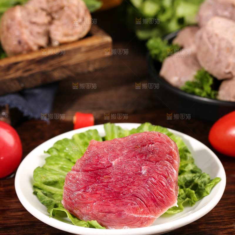 木底上放着一碟鲜牛肉