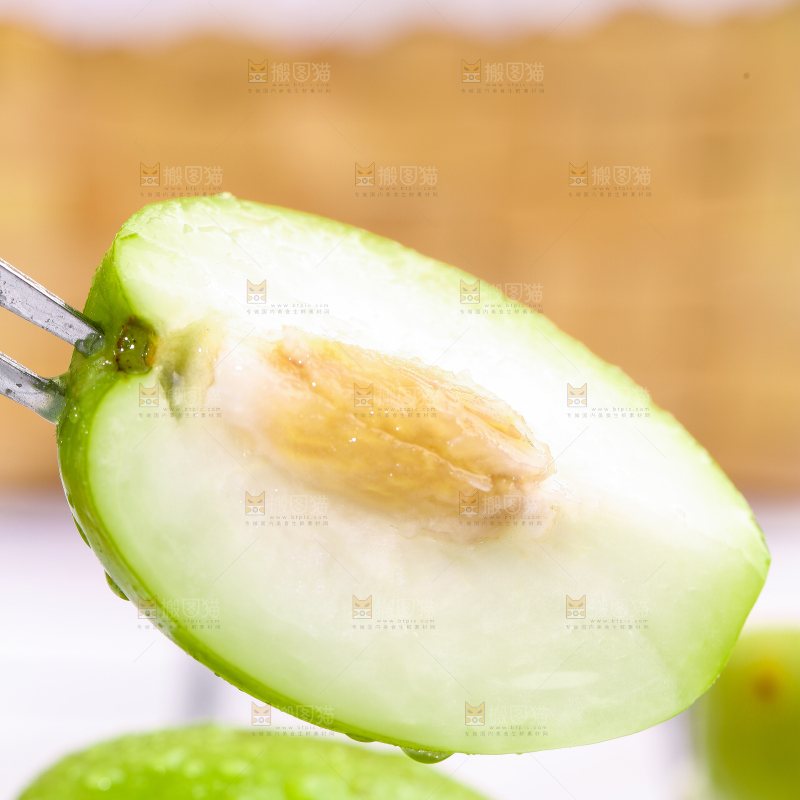 叉子叉着台湾牛奶枣