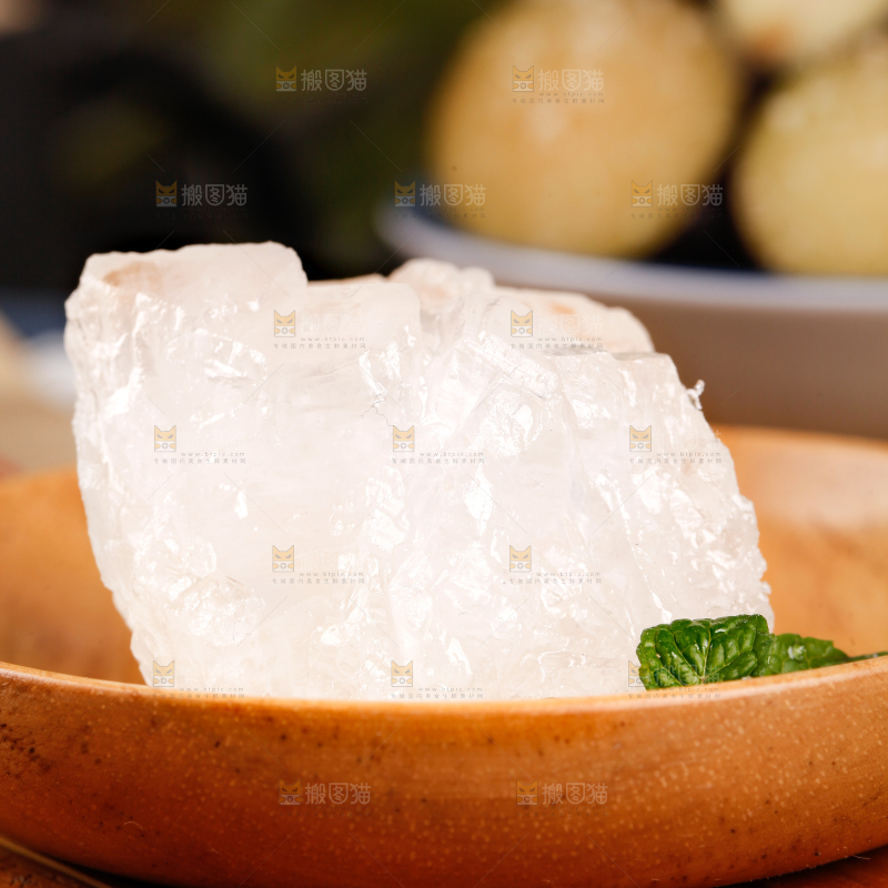 碟子里放着冰糖块