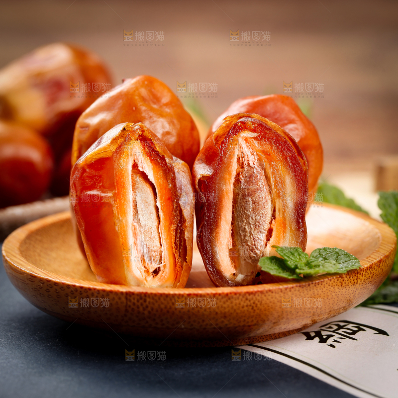 碟子里放着椰枣