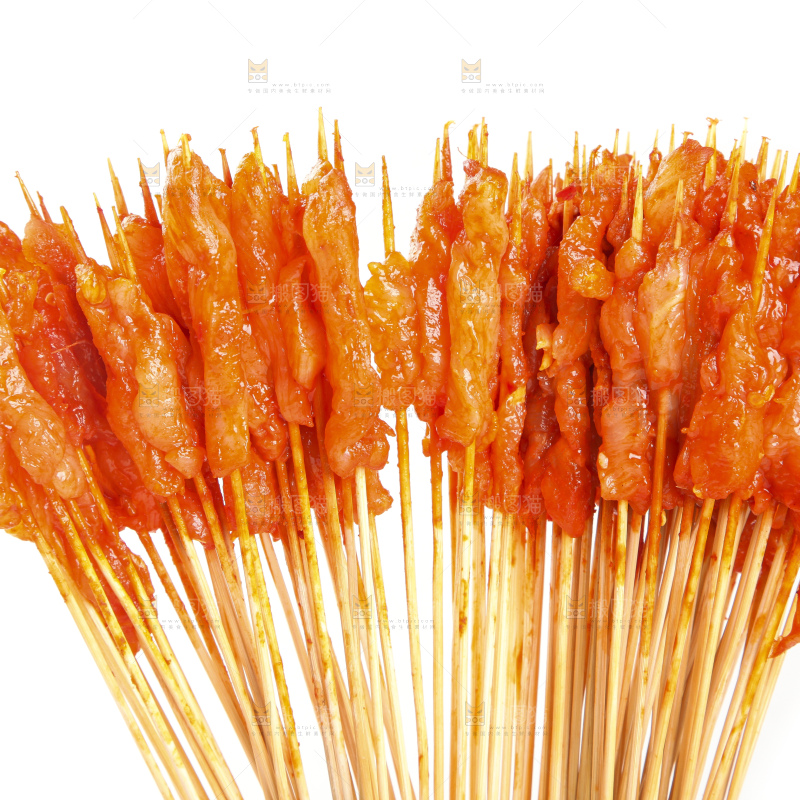 白底上放着肉串