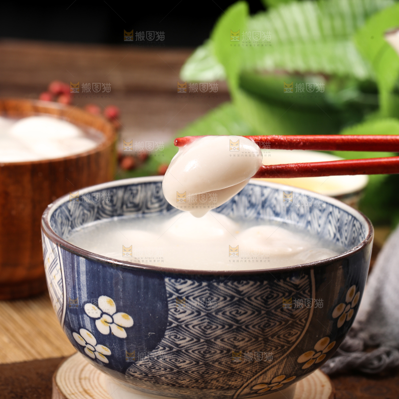 汤碗里放着汤圆