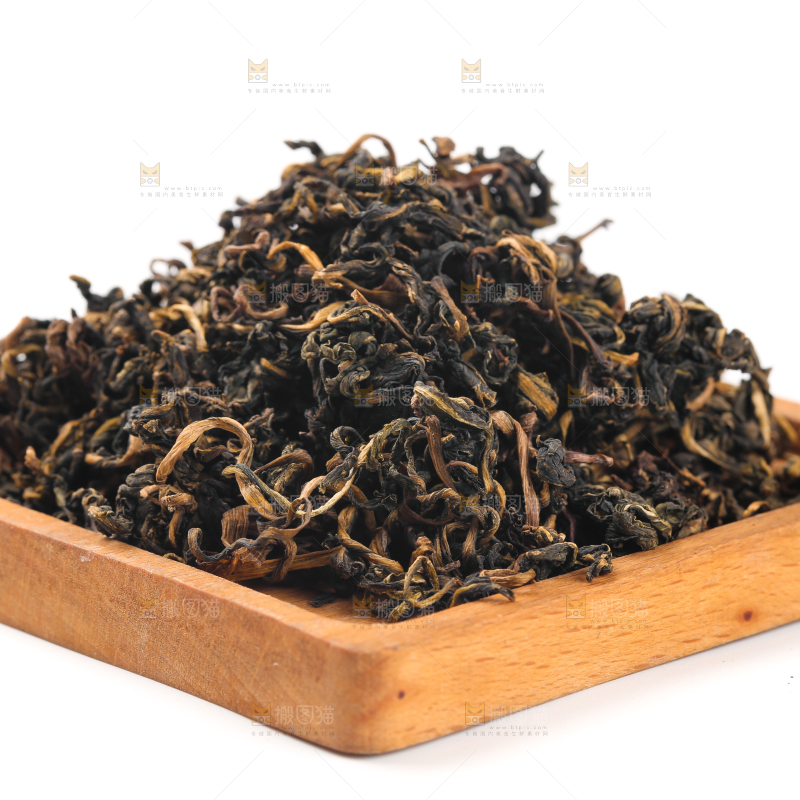 盘子里放着蒲公英茶