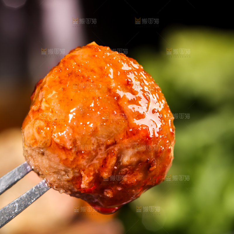 叉子叉着牛肉丸