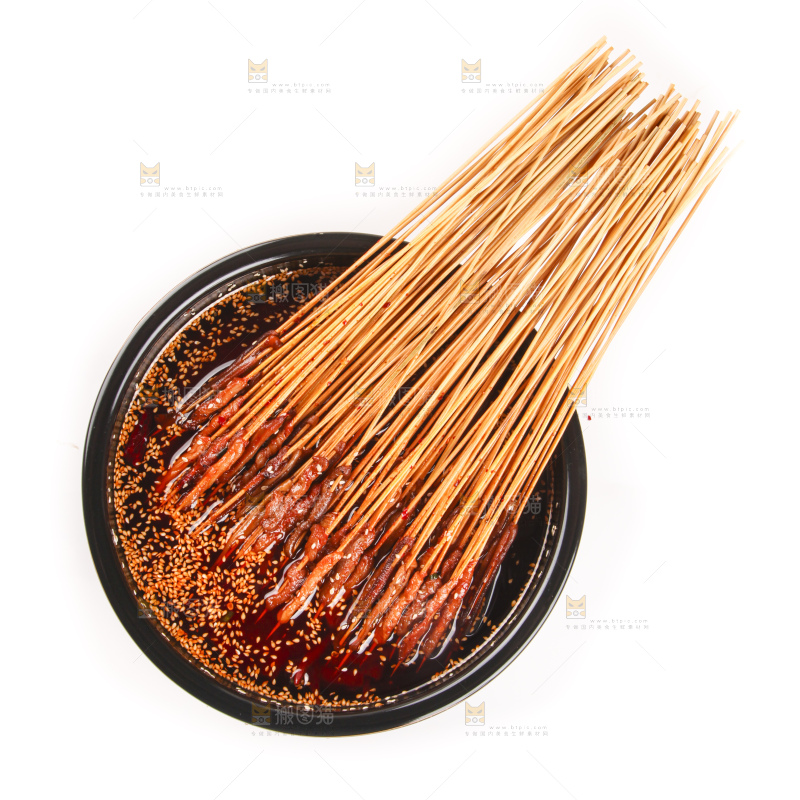白底上的肉串